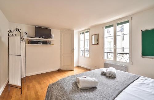 Arsenal Apartment | The Perfect Parisian 2 bdrs flat at Le Marais