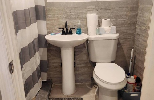 North Valley Stream House | The Perfect Place. 10 mins from JFK Airport,UBS , LIRR, Long Isl Shopping Center