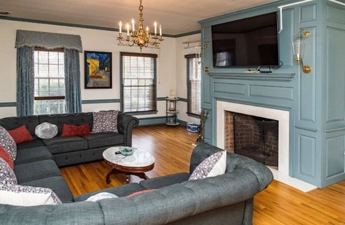 Highspire Bed & Breakfast | The Poe at The Manor on Rosedale Bed & Breakfast