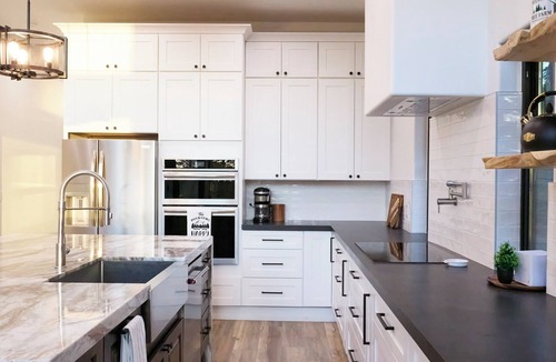 Alpine Cabin | The Raven House, new luxe cabin with beautiful mountain views, Sleeps 10!