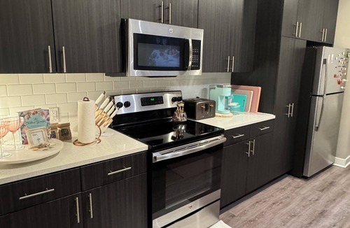 South Hills Apartment | The Robinson Rose/Mins to PIT/Walk to Dining & Shops