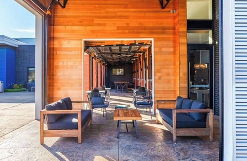 South Hills Apartment | The Robinson Rose/Mins to PIT/Walk to Dining & Shops