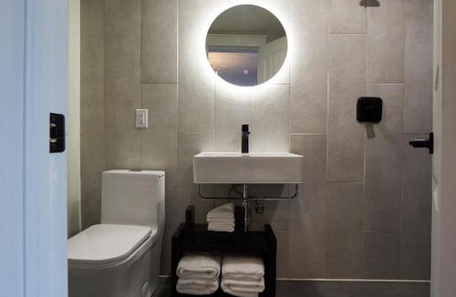Minden Hills Hotel | The Rockcliffe Moore Falls (West Rose Suite)