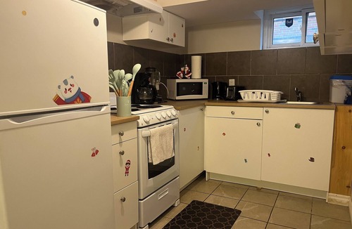Brampton Apartment | The Rustic Barn - Urban Retreat | King bed | Pet friendly | Full apartment