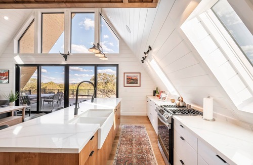 Torrey House | The Sage House: Sleeps 16 with incredible views!