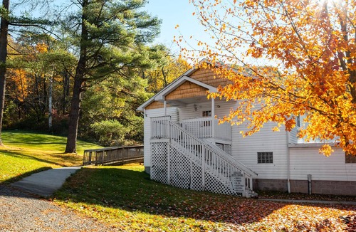 Chalk Hill Hotel | The Sara Cochran | Jacuzzi Tub Historic Inn Room