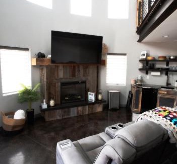 Glendale House | The Silo Loft at Goose Lake Lane