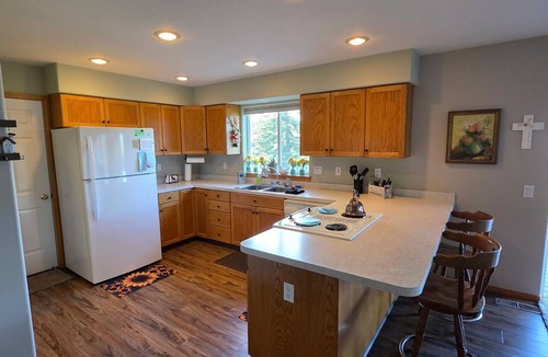 Bayview House | The Snug - A Lake View Getaway/3 bdrm private home w/hot tub & creature comforts