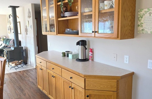 Bayview House | The Snug - A Lake View Getaway/3 bdrm private home w/hot tub & creature comforts