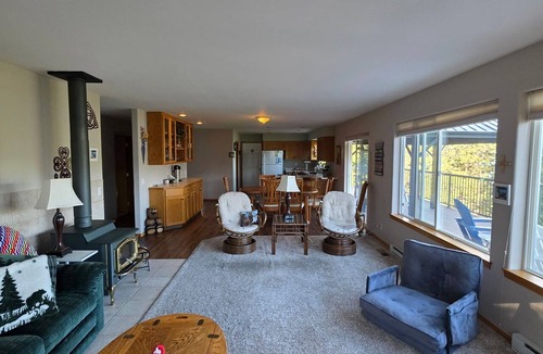 Bayview House | The Snug - A Lake View Getaway/3 bdrm private home w/hot tub & creature comforts