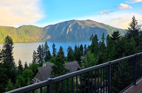 Bayview House | The Snug - A Lake View Getaway/3 bdrm private home w/hot tub & creature comforts