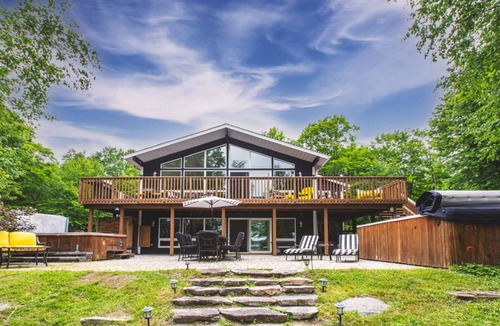 Armour Cottage | The ultimate lake front with beach, family fun getaway with endless activities!