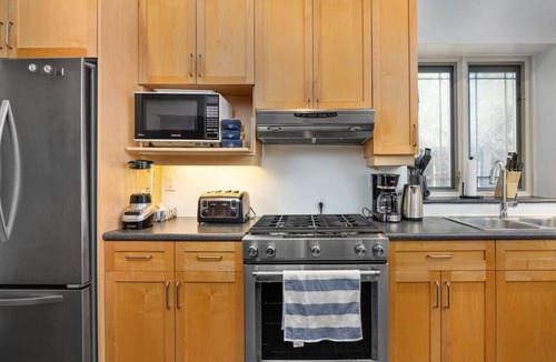 Church and Wellesley Hotel | The Victorian | 5BR |Private Yard | BBQ