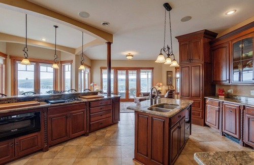 Town of Jerusalem House | The Villa: hot tub, sauna, game room, theatre