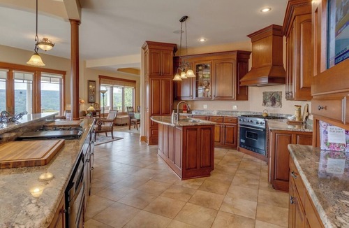 Town of Jerusalem House | The Villa: hot tub, sauna, game room, theatre