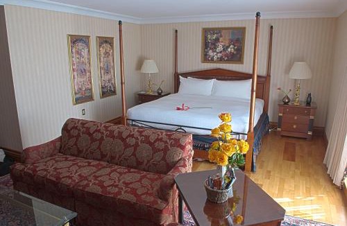 Port Credit Hotel | The Waterside Inn