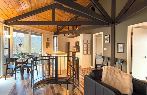 Bedford House | The Whiskey Haven Round House 3Bed/3 Bath