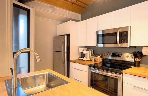 Bedford House | The Whiskey Haven Round House 3Bed/3 Bath