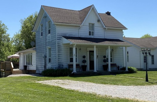 New Tecumseth Cottage | THE WHITE HOUSE ON THE HILL - Beautiful Country Home