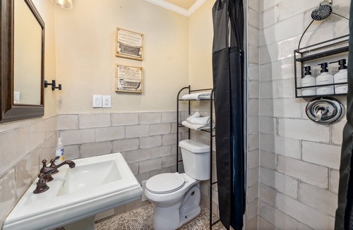 Fairvilla House | Themed Speak Easy w/Pool, Hottub & Lake