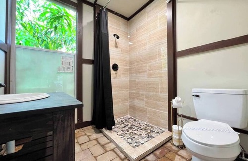 Fairvilla House | Themed Speak Easy w/Pool, Hottub & Lake