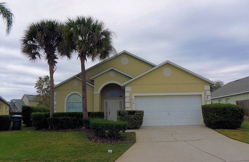 Bridgewater Crossing House | This 4/3 Pool Home at Bridgewater Crossing is perfection. Two masters with ensuites, game room, and more!