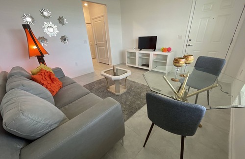 Haines City Apartment | This new suite is located in Haines City. close to every major attraction