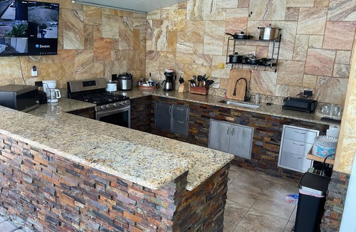 Town N County Park House | This place has swimming pool with water heater and parking for many cars.
