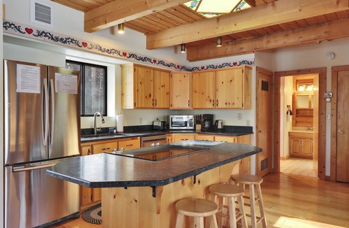Steam Engine Meadows Cabin | Timber Lodge Cabin – Secluded Sauna Retreat 3 Mins to the Slopes