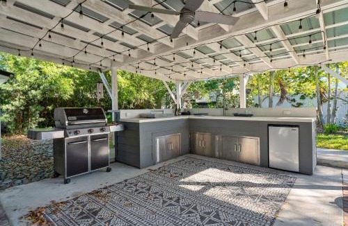 Fairvilla House | Tiny Cottage - 3 MI to Downtwn w Grill & Hammocks