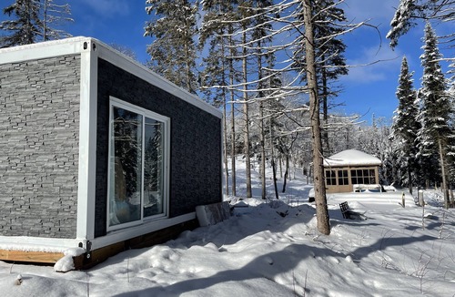 Strong Apartment | Tiny House on the River with Wifi, Sauna and Hot Tub.