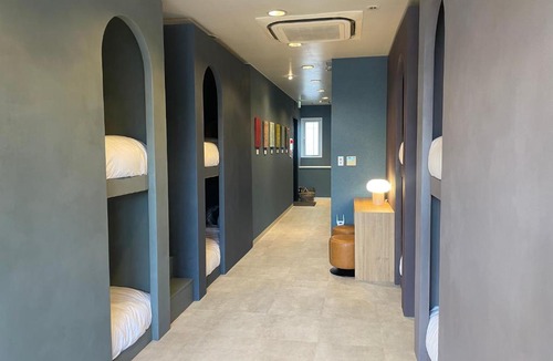 Setagaya Apartment | Tokyo Gallery Stay 駅1分で貸切 8人OKのアーティスト制作のベッド 桜を見下ろせる部屋 商店街で賑やか
