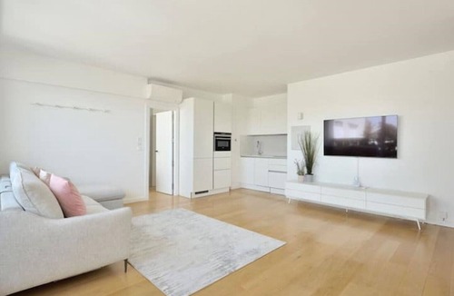 Grenelle Apartment | Top Floor Eiffel Tower View and High-speed Wi-Fi