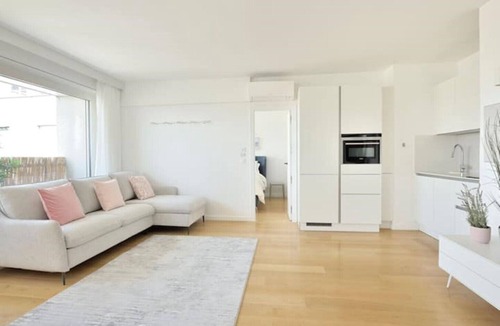 Grenelle Apartment | Top Floor Eiffel Tower View and High-speed Wi-Fi