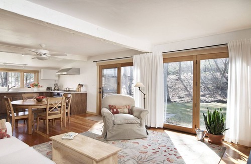 Woodstock Cottage | TOP RATED Romantic rustic luxury + flowing stream + walk to town = Brook Cottage