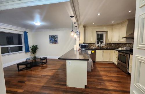Downsview House | Toronto Uptown 3 - Bus to Downtown