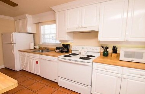 Bradenton Beach Hotel | Tortuga 2 Bedroom 2 Bathroom. 2nd floor stairs only Pet Friendly