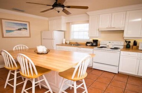 Bradenton Beach Hotel | Tortuga 2 Bedroom 2 Bathroom. 2nd floor stairs only Pet Friendly