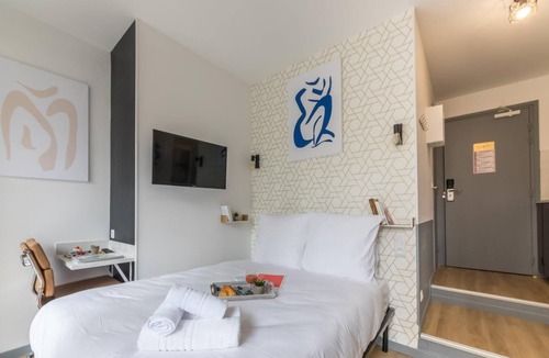 15th Arrondissement Apartment | Tour Eiffel - Saint-Charles 12: cosy flat for 2