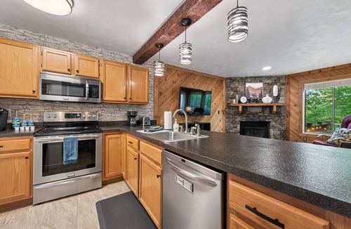 Hidden Valley House | Townhome 2 bedroom, 2 1/2 bath sleeps 6, resort amenities and walkable to slopes