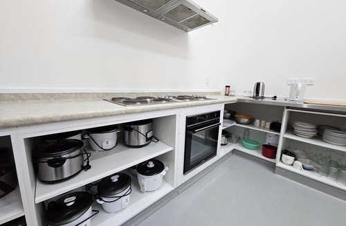 Roxburgh House | Tradies & Groups - Space + Comfort