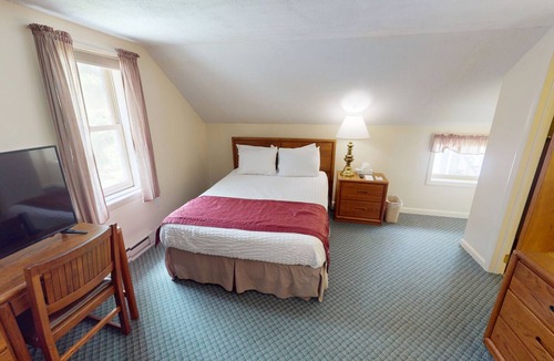 Hamilton Hotel | Tranquil 1-bedroom hotel room in charming Hamilton - #302 Above the Canopy