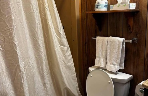 Hamilton Hotel | Tranquil 1-bedroom hotel room in charming Hamilton - #323 Taylor