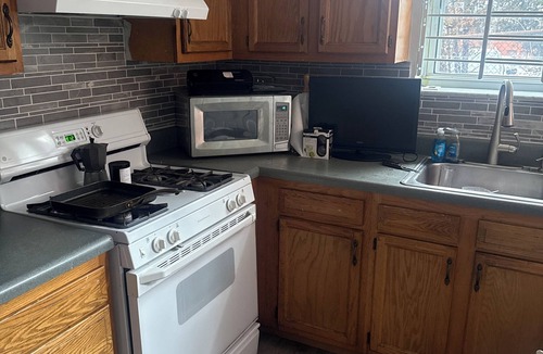 Oakland Apartment | Tranquil 3-bedroom apartment with AC in Pittsburgh Oakland area.
