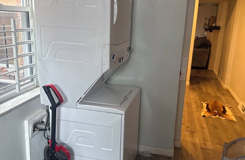 Oakland Apartment | Tranquil 3-bedroom apartment with AC in Pittsburgh Oakland area.