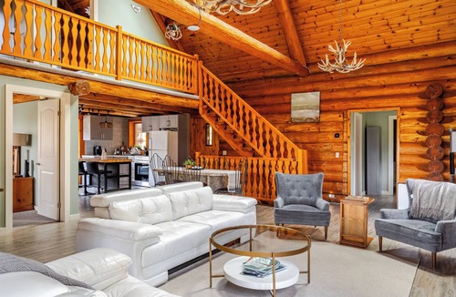 Puslinch Cabin | Tranquil 3BR Log Cabin in Cambridge, Ontario: WiFi, Woodland Trails, Sleeps 6