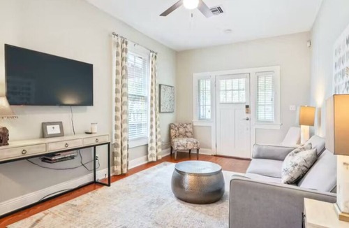 Lower Garden District Apartment | Tranquil NOLA Getaway Steps to Magazine King Bed