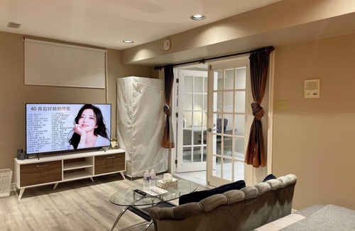 Willowdale House | Tranquil Retreat: Cozy Independent Space Awaits You, North York