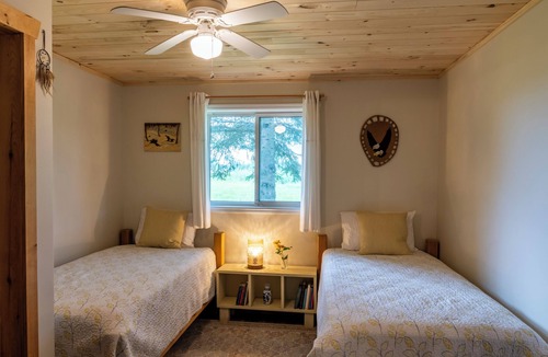 Grey Highlands Cabin | Tranquil Retreat @ the SEED Lodge: Nature, Comfort & Shared Serenity
