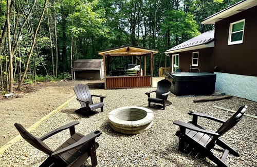 Altoona House | Tranquil views greet you at the front door of this home!
